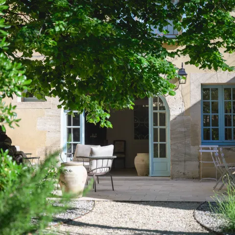 Terrasse ombragée de la maison d'hôtes Chara en Provence
