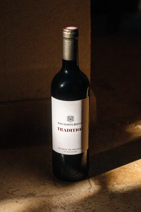 Bouteille de vin des Baux-de-Provence dans la pénombre