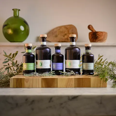 Gamme des huiles d'olive Jòlibois présentée sur un plan de travail