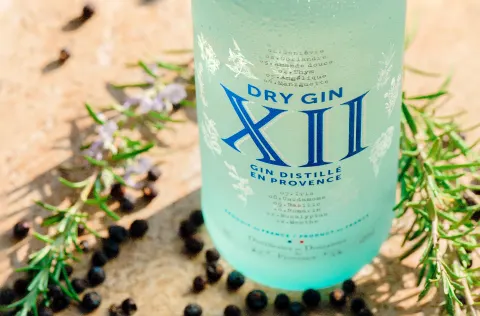 Bouteille de Dry Gin XII distillé en Provence, avec romarin et baies de genièvre