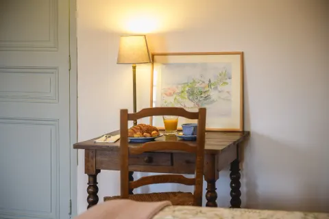 Bureau ancien et lampe dans une chambre de Chara en Provence