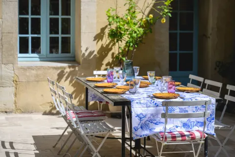 Table dressée sur la terrasse de Chara en Provence