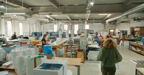 Atelier de production de l'imprimerie Color Alpilles