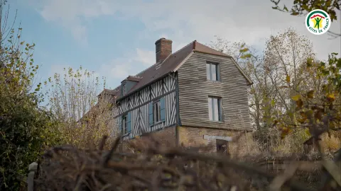 Maison à colombages d'un gîte sous le ciel d'automne