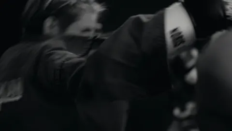 Combat de Yoseikan Budo en noir et blanc