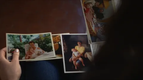 Mains tenant de vieilles photographies de famille