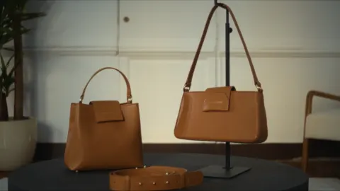 Sacs en cuir Carmen & Simone présentés sur des supports